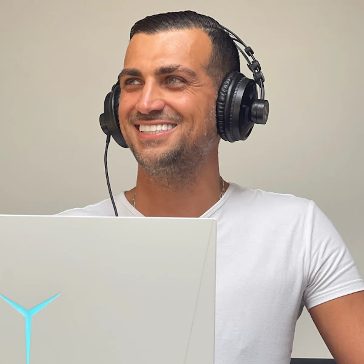 DJ Aksuboy avec casque devant son ordinateur
